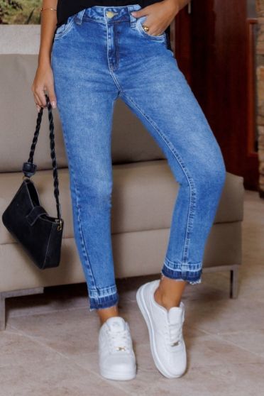 Calça Jeans Cropped Com Barra Desmanchada Feminina Revanche Castlegar Azul