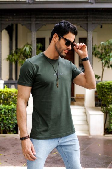 Camiseta Decote Careca Estampada Masculino Revanche Angicos VERDE MUSGO