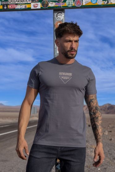 Camiseta Decote Careca Estampada Masculino Revanche Bálsamo CINZA ESCURO