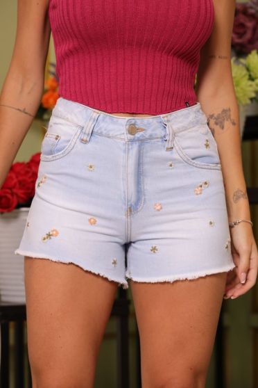 Shorts jeans com bordado e barra desfiada feminina Revanche Bocaina Azul